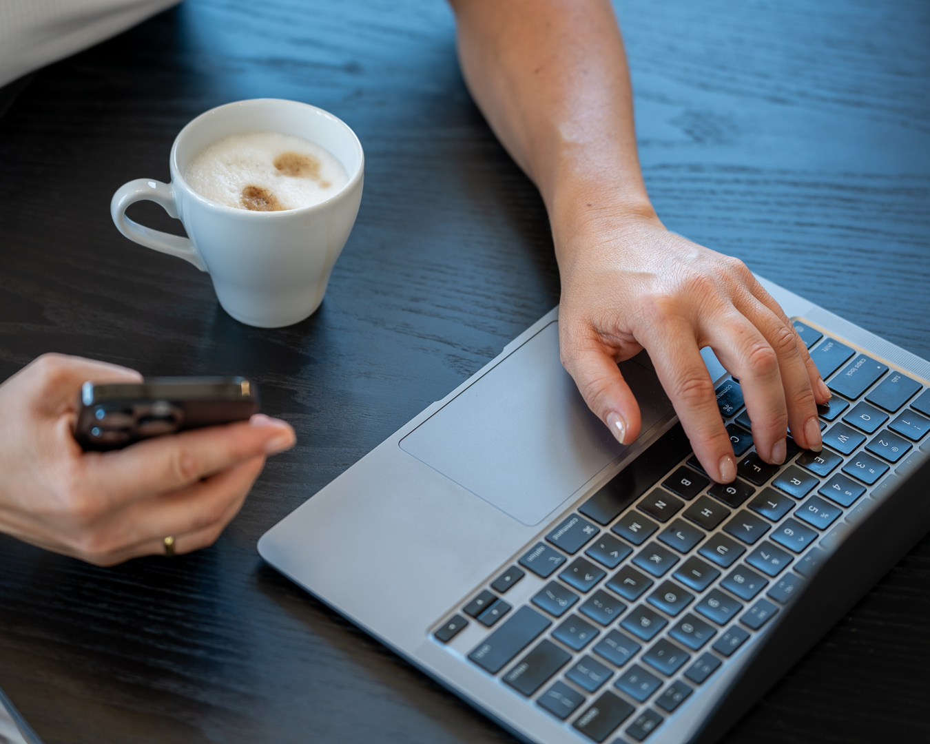 Laptop und Smartphone