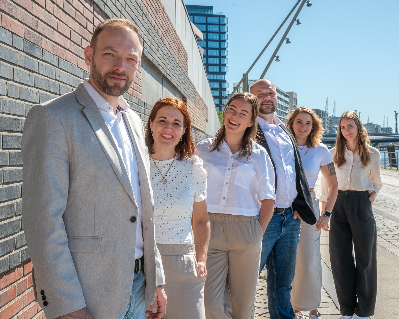 Business-Team am Hafen